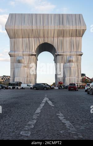 Sur 17 septembre 2021, à la veille de l'ouverture au public de la nouvelle œuvre d'art des artistes Christo et Jeanne-Claude, l'arc de Triomphe, Et comme le travail d'installation est terminé, les Parisiens et les touristes affluent à la place de l'Etoile à Paris pour profiter de l'installation artistique unique qui sera visible pendant 3 semaines. (Photo de Samuel Boivin/NurPhoto) Banque D'Images