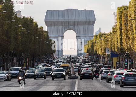 Sur 17 septembre 2021, à la veille de l'ouverture au public de la nouvelle œuvre d'art des artistes Christo et Jeanne-Claude, l'arc de Triomphe, Et comme le travail d'installation est terminé, les Parisiens et les touristes affluent à la place de l'Etoile à Paris pour profiter de l'installation artistique unique qui sera visible pendant 3 semaines. (Photo de Samuel Boivin/NurPhoto) Banque D'Images
