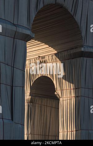 Sur 17 septembre 2021, à la veille de l'ouverture au public de la nouvelle œuvre d'art des artistes Christo et Jeanne-Claude, l'arc de Triomphe, Et comme le travail d'installation est terminé, les Parisiens et les touristes affluent à la place de l'Etoile à Paris pour profiter de l'installation artistique unique qui sera visible pendant 3 semaines. (Photo de Samuel Boivin/NurPhoto) Banque D'Images