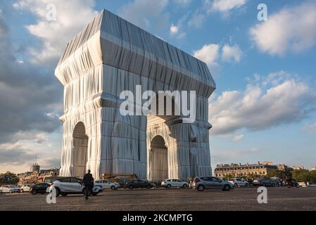 Sur 17 septembre 2021, à la veille de l'ouverture au public de la nouvelle œuvre d'art des artistes Christo et Jeanne-Claude, l'arc de Triomphe, Et comme le travail d'installation est terminé, les Parisiens et les touristes affluent à la place de l'Etoile à Paris pour profiter de l'installation artistique unique qui sera visible pendant 3 semaines. (Photo de Samuel Boivin/NurPhoto) Banque D'Images