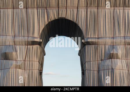 Sur 17 septembre 2021, à la veille de l'ouverture au public de la nouvelle œuvre d'art des artistes Christo et Jeanne-Claude, l'arc de Triomphe, Et comme le travail d'installation est terminé, les Parisiens et les touristes affluent à la place de l'Etoile à Paris pour profiter de l'installation artistique unique qui sera visible pendant 3 semaines. (Photo de Samuel Boivin/NurPhoto) Banque D'Images