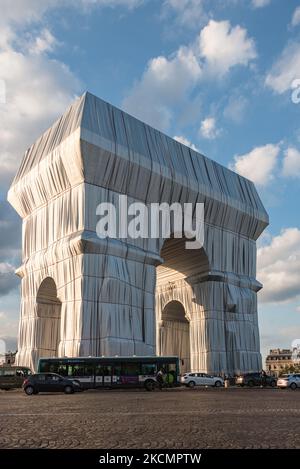Sur 17 septembre 2021, à la veille de l'ouverture au public de la nouvelle œuvre d'art des artistes Christo et Jeanne-Claude, l'arc de Triomphe, Et comme le travail d'installation est terminé, les Parisiens et les touristes affluent à la place de l'Etoile à Paris pour profiter de l'installation artistique unique qui sera visible pendant 3 semaines. (Photo de Samuel Boivin/NurPhoto) Banque D'Images