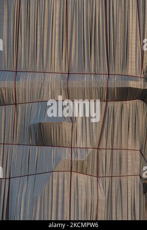Sur 17 septembre 2021, à la veille de l'ouverture au public de la nouvelle œuvre d'art des artistes Christo et Jeanne-Claude, l'arc de Triomphe, Et comme le travail d'installation est terminé, les Parisiens et les touristes affluent à la place de l'Etoile à Paris pour profiter de l'installation artistique unique qui sera visible pendant 3 semaines. (Photo de Samuel Boivin/NurPhoto) Banque D'Images