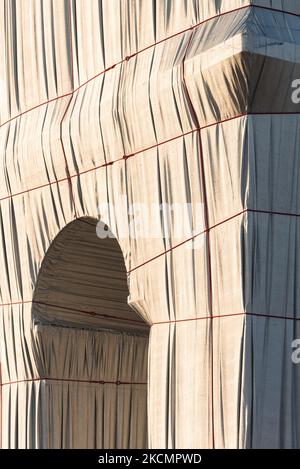 Sur 17 septembre 2021, à la veille de l'ouverture au public de la nouvelle œuvre d'art des artistes Christo et Jeanne-Claude, l'arc de Triomphe, Et comme le travail d'installation est terminé, les Parisiens et les touristes affluent à la place de l'Etoile à Paris pour profiter de l'installation artistique unique qui sera visible pendant 3 semaines. (Photo de Samuel Boivin/NurPhoto) Banque D'Images
