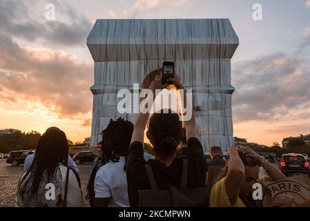 Sur 17 septembre 2021, à la veille de l'ouverture au public de la nouvelle œuvre d'art des artistes Christo et Jeanne-Claude, l'arc de Triomphe, Et comme le travail d'installation est terminé, les Parisiens et les touristes affluent à la place de l'Etoile à Paris pour profiter de l'installation artistique unique qui sera visible pendant 3 semaines. (Photo de Samuel Boivin/NurPhoto) Banque D'Images