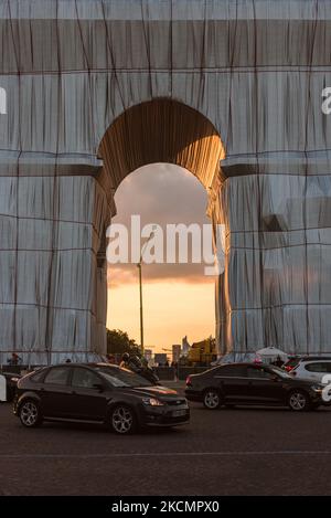 Sur 17 septembre 2021, à la veille de l'ouverture au public de la nouvelle œuvre d'art des artistes Christo et Jeanne-Claude, l'arc de Triomphe, Et comme le travail d'installation est terminé, les Parisiens et les touristes affluent à la place de l'Etoile à Paris pour profiter de l'installation artistique unique qui sera visible pendant 3 semaines. (Photo de Samuel Boivin/NurPhoto) Banque D'Images