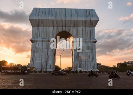 Sur 17 septembre 2021, à la veille de l'ouverture au public de la nouvelle œuvre d'art des artistes Christo et Jeanne-Claude, l'arc de Triomphe, Et comme le travail d'installation est terminé, les Parisiens et les touristes affluent à la place de l'Etoile à Paris pour profiter de l'installation artistique unique qui sera visible pendant 3 semaines. (Photo de Samuel Boivin/NurPhoto) Banque D'Images