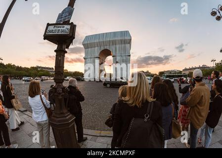 Sur 17 septembre 2021, à la veille de l'ouverture au public de la nouvelle œuvre d'art des artistes Christo et Jeanne-Claude, l'arc de Triomphe, Et comme le travail d'installation est terminé, les Parisiens et les touristes affluent à la place de l'Etoile à Paris pour profiter de l'installation artistique unique qui sera visible pendant 3 semaines. (Photo de Samuel Boivin/NurPhoto) Banque D'Images