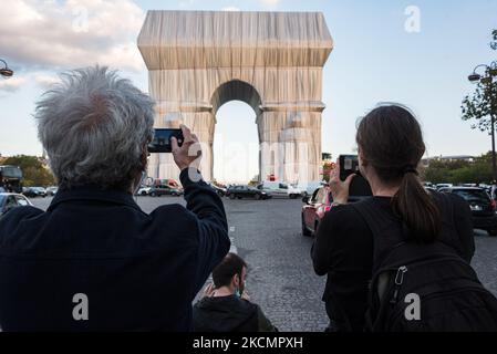 Sur 17 septembre 2021, à la veille de l'ouverture au public de la nouvelle œuvre d'art des artistes Christo et Jeanne-Claude, l'arc de Triomphe, Et comme le travail d'installation est terminé, les Parisiens et les touristes affluent à la place de l'Etoile à Paris pour profiter de l'installation artistique unique qui sera visible pendant 3 semaines. (Photo de Samuel Boivin/NurPhoto) Banque D'Images