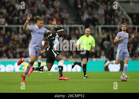 Allan Saint-Maximin de Newcastle United en action avec Luke Ayling de Leeds United lors du match de la Premier League entre Newcastle United et Leeds United à St. James's Park, Newcastle, le vendredi 17th septembre 2021. (Photo de Mark Fletcher/MI News/NurPhoto) Banque D'Images