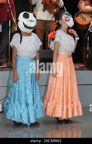 Les enfants mexicains portant un masque squelette exécutent une danse traditionnelle pendant le jour des morts à Toronto, Ontario, Canada. Le jour des morts (Dia de los Muertos) est une fête mexicaine traditionnelle qui coïncide avec le jour de tous les âmes dans le calendrier catholique, est marquée par des visites aux sites de tombe des proches. C'est une occasion joyeuse au cours de laquelle les célébrants se souviennent du défunt. (Photo de Creative Touch Imaging Ltd./NurPhoto) Banque D'Images