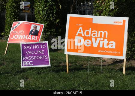 Signez pour le Parti populaire du Canada (CPP) exhortant les gens à « ne pas se soumettre aux passeports vaccinaux » et à voter pour le CPP lors des prochaines élections fédérales à Richmond Hill, Ontario, Canada, on 17 septembre 2021. Maxime Bernier, chef du Parti populaire du Canada d'extrême-droite, a déclaré que s'il était élu, son parti abrogerait les mandats de vaccination et les passeports de vaccination, et soumettrait en cause devant les tribunaux les gouvernements provinciaux de ces mesures. (Photo de Creative Touch Imaging Ltd./NurPhoto) Banque D'Images