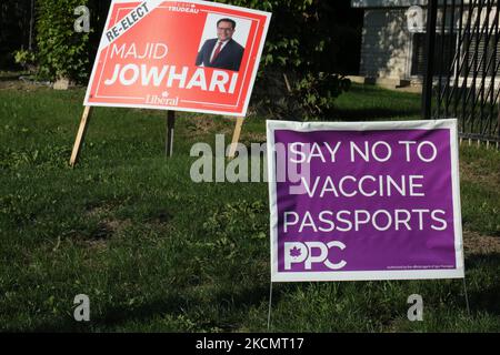 Signez pour le Parti populaire du Canada (CPP) exhortant les gens à « ne pas se soumettre aux passeports vaccinaux » et à voter pour le CPP lors des prochaines élections fédérales à Richmond Hill, Ontario, Canada, on 17 septembre 2021. Maxime Bernier, chef du Parti populaire du Canada d'extrême-droite, a déclaré que s'il était élu, son parti abrogerait les mandats de vaccination et les passeports de vaccination, et soumettrait en cause devant les tribunaux les gouvernements provinciaux de ces mesures. (Photo de Creative Touch Imaging Ltd./NurPhoto) Banque D'Images