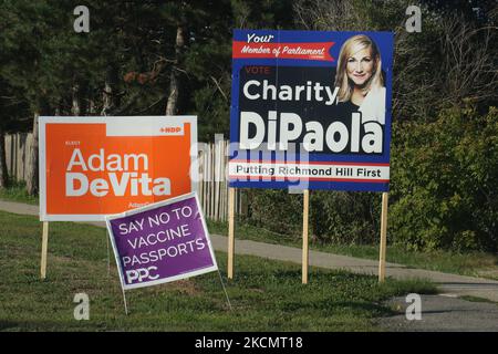 Signez pour le Parti populaire du Canada (CPP) exhortant les gens à « ne pas se soumettre aux passeports vaccinaux » et à voter pour le CPP lors des prochaines élections fédérales à Richmond Hill, Ontario, Canada, on 17 septembre 2021. Maxime Bernier, chef du Parti populaire du Canada d'extrême-droite, a déclaré que s'il était élu, son parti abrogerait les mandats de vaccination et les passeports de vaccination, et soumettrait en cause devant les tribunaux les gouvernements provinciaux de ces mesures. (Photo de Creative Touch Imaging Ltd./NurPhoto) Banque D'Images
