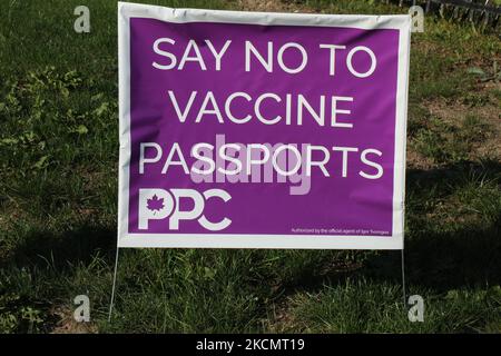 Signez pour le Parti populaire du Canada (CPP) exhortant les gens à « ne pas se soumettre aux passeports vaccinaux » et à voter pour le CPP lors des prochaines élections fédérales à Richmond Hill, Ontario, Canada, on 17 septembre 2021. Maxime Bernier, chef du Parti populaire du Canada d'extrême-droite, a déclaré que s'il était élu, son parti abrogerait les mandats de vaccination et les passeports de vaccination, et soumettrait en cause devant les tribunaux les gouvernements provinciaux de ces mesures. (Photo de Creative Touch Imaging Ltd./NurPhoto) Banque D'Images