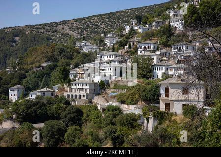 Vue panoramique sur le village grec traditionnel de Makrinitsa, sur la montagne Pélion, dans le centre de la Grèce. Makrinitsa est un village célèbre avec des maisons traditionnelles en pierre et des hôtels avec une grande vue et la nature sur le Mont Pilio près de la ville de Volos. Makrinitsa, Grèce sur 17 septembre 2021 (photo de Nicolas Economou/NurPhoto) Banque D'Images