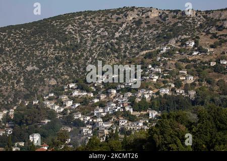 Vue panoramique sur le village grec traditionnel de Makrinitsa, sur la montagne Pélion, dans le centre de la Grèce. Makrinitsa est un village célèbre avec des maisons traditionnelles en pierre et des hôtels avec une grande vue et la nature sur le Mont Pilio près de la ville de Volos. Makrinitsa, Grèce sur 17 septembre 2021 (photo de Nicolas Economou/NurPhoto) Banque D'Images