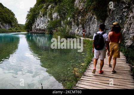 Les touristes marchent le long d'un chemin en bois dans les lacs de Plitvice, Croatie sur 15 septembre 2021. (Photo de Jakub Porzycki/NurPhoto) Banque D'Images