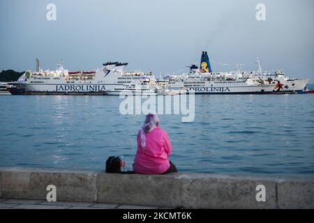 Une femme se trouve près de la promenade Riva tandis que les ferries de Jadrolinija sont vus dans le port de Split, Croatie sur 14 septembre 2021. (Photo de Jakub Porzycki/NurPhoto) Banque D'Images