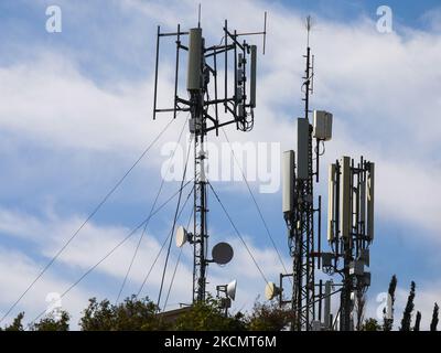 Des mâts de télécommunications sont vus sur la colline à Primosten, en Croatie, sur 14 septembre 2021. (Photo de Jakub Porzycki/NurPhoto) Banque D'Images