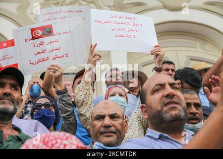 Les manifestants élèvent des pancartes qui lisent en arabe, la constitution de la révolution, la constitution du peuple, pas de constitutions de dictatures, comme d'autres l'ont lu, il n'y a pas d'alternative au Parlement, lors d'une manifestation organisée dans la capitale Tunis, Tunisie, sur 18 septembre 2021, pour protester contre ce qu'ils ont appelé un coup d'État, Se référant aux mesures prises par le président de la Tunisie, Kais Saied sur 25 juillet, en vertu de l'article 80 de la Constitution tunisienne, en rejetant le Premier ministre tunisien, en gelant le Parlement, en levant l'immunité de ses membres et en se faisant le chef du pr Banque D'Images