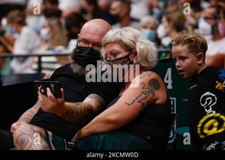 Darko Peric avec sa femme et son fils lors du match de l’ACB de la Ligue Endesa entre Joventut Badalona et Surne Bilbao Panier au Palau Municipal d’Sports de Badalona à Barcelone, Espagne. (Photo par DAX Images/NurPhoto) Banque D'Images