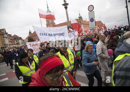 Vu lors de la Marche nationale de la vie et de la famille pour démontrer son soutien à la compréhension traditionnelle du mariage et pour protéger la vie de la conception à Varsovie sur 19 septembre 2021. (Photo de Maciej Luczniewski/NurPhoto) Banque D'Images