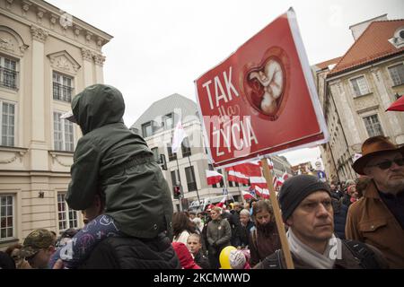 Bannière Oui pour la vie vue pendant la Marche nationale de la vie et de la famille pour démontrer son soutien à la compréhension traditionnelle du mariage et pour protéger la vie de la conception à Varsovie sur 19 septembre 2021. (Photo de Maciej Luczniewski/NurPhoto) Banque D'Images