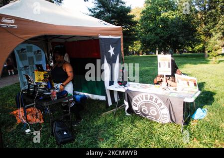 Un DJ joue de la musique dans le parc Tubman, tandis qu'un aîné de la communauté met des pancartes de protestation, lors d'un rassemblement dans la section allemande de Philadelphie, PA, sur 18 septembre 2021. (Photo par Cory Clark/NurPhoto) Banque D'Images
