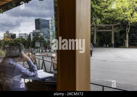 07/09/2021 Tokyo, Japon. Un homme se trouve dans un café à l'entrée du parc menant au sanctuaire Meiji (Meiji Jingu). L'urgence de Covid se poursuit au japon. Cependant, bien que les cas de coronavirus soient progressivement en déclin, le gouvernement tente de décider de l'extension de l'état d'urgence COVID-19 à Tokyo et dans d'autres régions métropolitaines où les hôpitaux restent sous pression. (Photo de Mauro Ujetto/NurPhoto) Banque D'Images