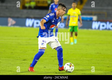 Daniel Ruiz du FC Millonarios contrôle le ballon pendant le match contre l'Atletico Huila joué au stade Nemesio Camacho El Campin dans la ville de Bogota, Colombie, sur 18 septembre 2021. (Photo de Daniel Garzon Herazo/NurPhoto) Banque D'Images