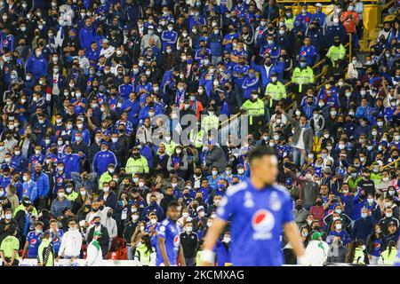 Les fans qui ont soutenu leur équipe Millonarios FC pendant le match contre Atletico Huila ont joué au stade Nemesio Camacho El Campin dans la ville de Bogota, en Colombie, sur 18 septembre 2021. (Photo de Daniel Garzon Herazo/NurPhoto) Banque D'Images