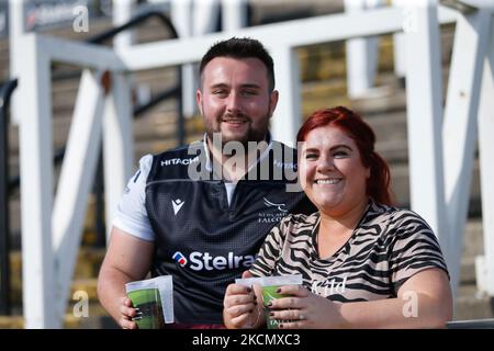 Les fans de Falcons profitent du temps ensoleillé avant le match de la première Gallagher entre Newcastle Falcons et Harlequins à Kingston Park, Newcastle, le dimanche 19th septembre 2021. (Photo de Chris Lishman/MI News/NurPhoto) Banque D'Images