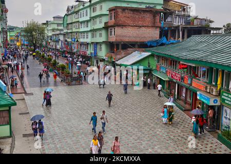Les gens marchent le long du M.G. Zone commerçante de Marg à Gangtok, Sikkim, Inde. M. G. Marg est un site touristique populaire et contient de nombreux magasins d'hôtels et est fermé à la circulation de véhicules et est seulement ouvert aux piétons voyageant à pied. (Photo de Creative Touch Imaging Ltd./NurPhoto) Banque D'Images