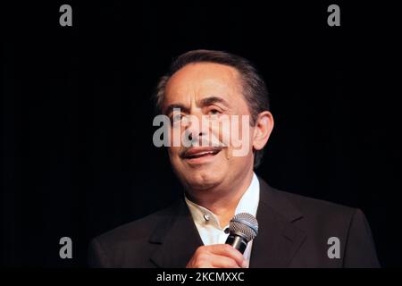 Melhem Barakat se produit à Toronto (Ontario), au Canada, sur 08 mai 2011, au cours de sa tournée nord-américaine. Melhem Barakat aussi connu sous le nom de Melhim Barakat est un chanteur et auteur de chansons libanais qui est également surnommé par ses fans comme Abou Majd. Melhem Barakat a commencé sa carrière en 1960s, Barakat a sans doute établi son propre genre à la fois dans la façon dont il chante et compose, ce qui fait de lui l'une des stars les plus appréciées et populaires au Liban aujourd'hui. Il a fait des tournées en Australie, en Amérique du Sud, au Canada et aux États-Unis. (Photo de Creative Touch Imaging Ltd./NurPhoto) Banque D'Images