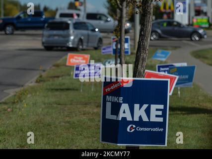 Panneaux d'élection le long du chemin Ellerslie à Edmonton. Dimanche, 19 septembre 2021, à Edmonton, en Alberta, Canada. (Photo par Artur Widak/NurPhoto) Banque D'Images
