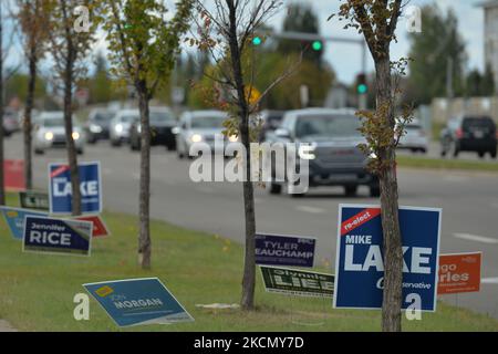 Panneaux d'élection le long du chemin Ellerslie à Edmonton. Dimanche, 19 septembre 2021, à Edmonton, en Alberta, Canada. (Photo par Artur Widak/NurPhoto) Banque D'Images