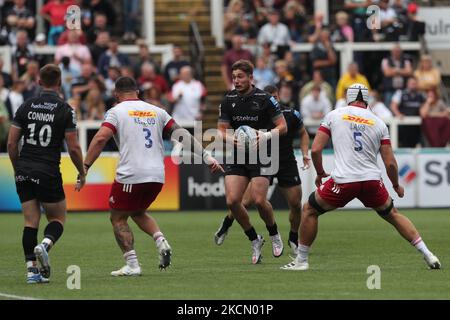 Ben Stevenson des Newcastle Falcons en action avec Simon Kerrod de Harlequins et Dino Lamb lors du match de première division de Gallagher entre Newcastle Falcons et Harlequins à Kingston Park, Newcastle, le dimanche 19th septembre 2021. (Photo de Mark Fletcher/MI News/NurPhoto) Banque D'Images