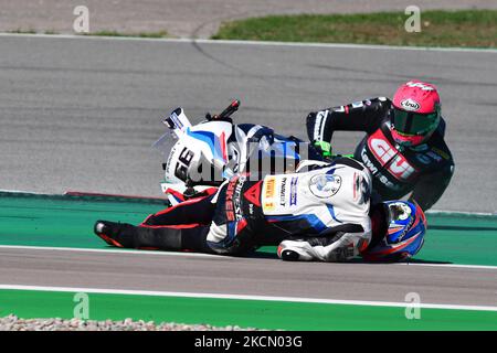 Accident entre Lucas Mahias (44) e Tom Sykes (66) pendant le monde Superbike - SBK Hyunday N Catalunya Round FIM Superbike World Championship 2021 - Race2 sur 19 septembre 2021 au circuit de Barcelone-Catalunya à Barcelone, Espagne (photo par Otto Moretti/LiveMedia/NurPhoto) Banque D'Images