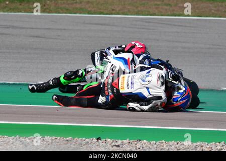 Accident entre Lucas Mahias (44) e Tom Sykes (66) pendant le monde Superbike - SBK Hyunday N Catalunya Round FIM Superbike World Championship 2021 - Race2 sur 19 septembre 2021 au circuit de Barcelone-Catalunya à Barcelone, Espagne (photo par Otto Moretti/LiveMedia/NurPhoto) Banque D'Images