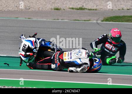 Accident entre Lucas Mahias (44) e Tom Sykes (66) pendant le monde Superbike - SBK Hyunday N Catalunya Round FIM Superbike World Championship 2021 - Race2 sur 19 septembre 2021 au circuit de Barcelone-Catalunya à Barcelone, Espagne (photo par Otto Moretti/LiveMedia/NurPhoto) Banque D'Images