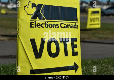 Une affiche d'élections Canada est visible devant un bureau de vote le long du chemin Ellerslie à Edmonton. Lundi, 20 septembre 2021, à Edmonton, en Alberta, Canada. (Photo par Artur Widak/NurPhoto) Banque D'Images