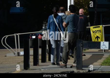 Électeurs attendant de voter à l'élection fédérale canadienne de 2021 dans un bureau de vote du centre-ville d'Edmonton. Lundi, 20 septembre 2021, à Edmonton, en Alberta, Canada. (Photo par Artur Widak/NurPhoto) Banque D'Images