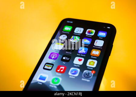 Les icônes des applications iOS préinstallées s'affichent sur l'écran du téléphone dans cette illustration prise à Cracovie, en Pologne, sur 21 septembre 2021. (Photo Illustration par Jakub Porzycki/NurPhoto) Banque D'Images
