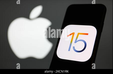 Le logo iOS 15 affiché sur l'écran d'un téléphone et le logo Apple en arrière-plan sont visibles sur cette photo d'illustration prise à Cracovie, en Pologne, sur 21 septembre 2021. (Photo Illustration par Jakub Porzycki/NurPhoto) Banque D'Images