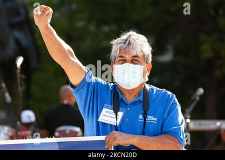 Hector Sanchez, de la Nouvelle-Orléans, LA section de TPS National Alliance, lève son poing lors d'une marche pour la résidence permanente d'immigrants avec statut de protection temporaire aux États-Unis. Les manifestants font pression sur le Congrès pour qu'il inclue un statut permanent pour les détenteurs de TPS, les rêveurs, les travailleurs temporaires et les travailleurs essentiels dans le projet de loi de réconciliation budgétaire actuellement envisagé. Cette tâche a pris une plus grande urgence depuis que le parlementaire du Sénat a recommandé que la résidence et la citoyenneté soient exclues du projet de loi. (Photo d'Allison Bailey/NurPhoto) Banque D'Images