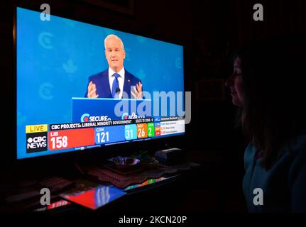 Une femme regarde Erin O'Toole, chef du Parti conservateur du Canada, parler lors d'un discours télévisé le soir de l'élection sur CBC News. Les résultats des élections anticipées prévoient que le chef libéral Justin Trudeau remportera suffisamment de sièges à l'élection générale de 44th pour former un autre gouvernement minoritaire lundi, 20 septembre 2021, à Edmonton, en Alberta, Canada. (Photo par Artur Widak/NurPhoto) Banque D'Images