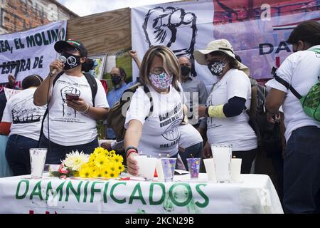 Les victimes du tremblement de terre Unis de l'organisation de Mexico, a mené une journée de lutte pour commémorer le quatrième anniversaire du tremblement de terre de 19 septembre 2017. Dans le cadre de ces activités, les organisateurs ont tenu une messe et une minute de silence à la périphérie d'un bâtiment situé dans le quartier d'Obrera, où des travailleuses sont mortes, principalement des couturières, ainsi qu'une marche qui s'est terminée par une conférence devant l'Ange de l'indépendance. Mexico, 19 septembre 2021. (Photo par Cristian Leyva/NurPhoto) Banque D'Images