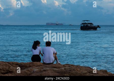 Un jeune couple apprécie le coucher du soleil à Stanley, à Hong Kong, en Chine, sur 19 septembre 2021. (Photo de Marc Fernandes/NurPhoto) Banque D'Images