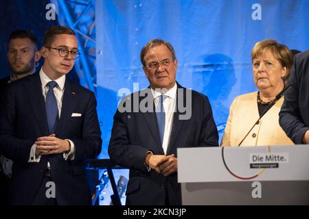 La chancelière allemande Angela Merkel et le candidat de la chancelière du parti conservateur de l'Union chrétienne-démocrate (CDU) en Allemagne, Armin Laschet, ont assisté à un rassemblement de campagne à Stralsund, Mecklenburg-Poméranie occidentale, en Allemagne, sur 21 septembre 2021, quelques jours avant les élections générales. (Photo par Emmanuele Contini/NurPhoto) Banque D'Images